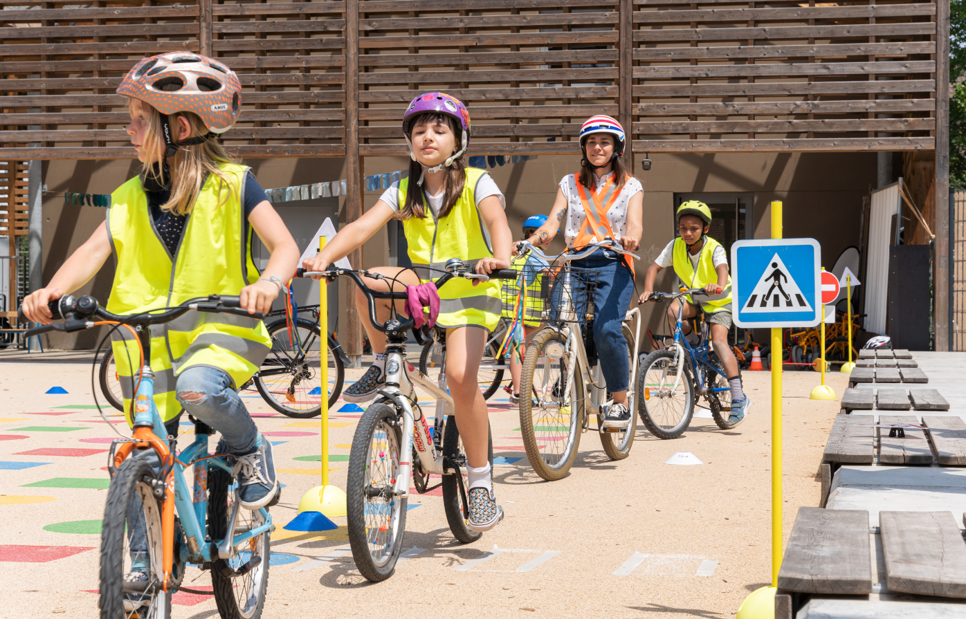 Former toute une génération d’enfants à la pratique du vélo comme mode de déplacement avant leur entrée au collège : telle est l’ambition de Génération Vélo. Lancé en mai 2022, le programme continue à se déployer jusqu’à la fin de l’année 2024. Premier bilan.
