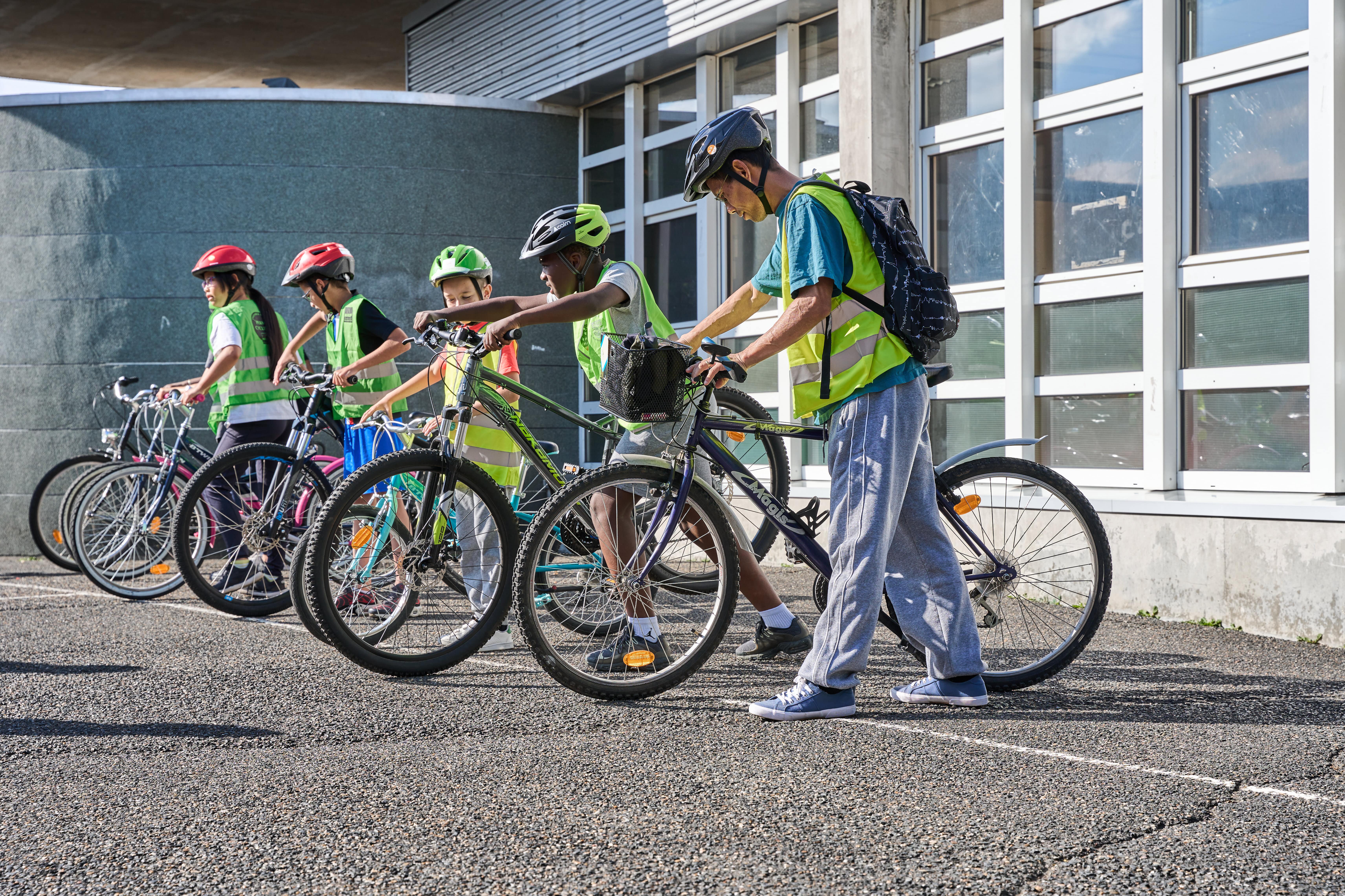 Génération Vélo propose une formation prise en charge à 100% pour devenir intervenant Savoir Rouler à Vélo (SRAV). Celle-ci permet d'acquérir les compétences nécessaires pour dispenser les trois blocs du Savoir Rouler à Vélo aux enfants de 6 à 11 ans. Témoignages de deux formateurs et deux professionnels ayant suivi la formation.