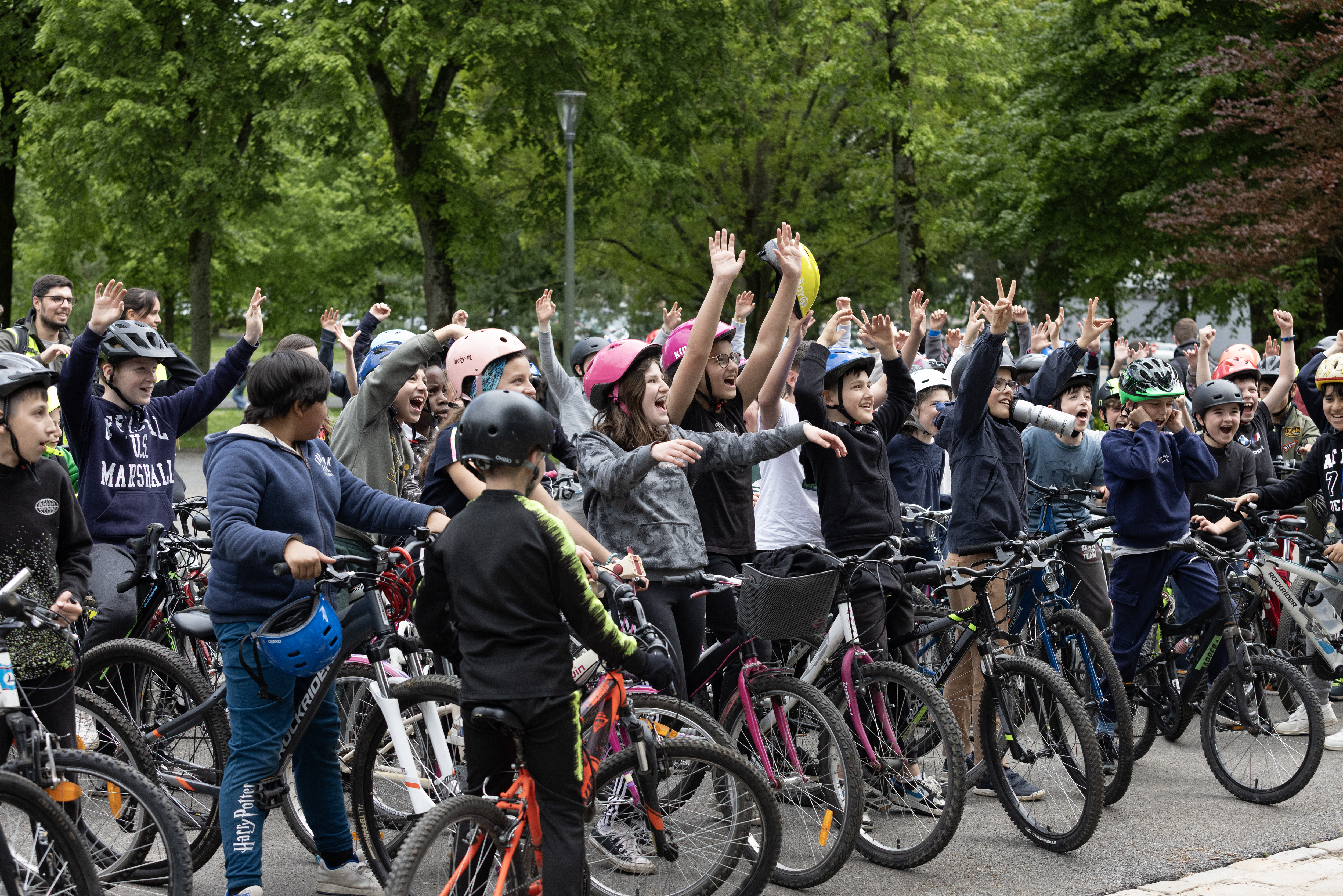 Plus de 73 000 enfants formés, 735 nouvelles collectivités accompagnées, 342 nouveaux intervenants référencés... en 2024, le programme Génération Vélo a changé d'échelle. Prolongé jusqu'à fin 2025, il voit les collectivités déjà engagées massifier leurs actions, tandis que de nouveaux territoires rejoignent la dynamique. Formation des intervenants, montages financiers, initiatives inspirantes : panorama d'une année charnière pour le Savoir Rouler à Vélo et Génération Vélo.