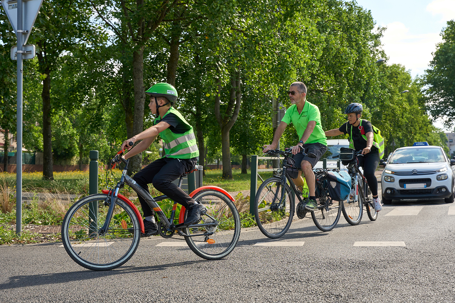 Initié par le gouvernement, le Savoir Rouler à Vélo a pour objectif de développer une pratique sécurisée du vélo pour les enfants de 6 à 11 ans. Que votre territoire soit urbain, périurbain, rural, montagneux, etc., ce dispositif s'adapte à toutes les configurations. Découvrez comment bénéficier d’aide et de soutiens financiers pour sa mise en œuvre et suivez nos conseils pour réussir son déploiement.