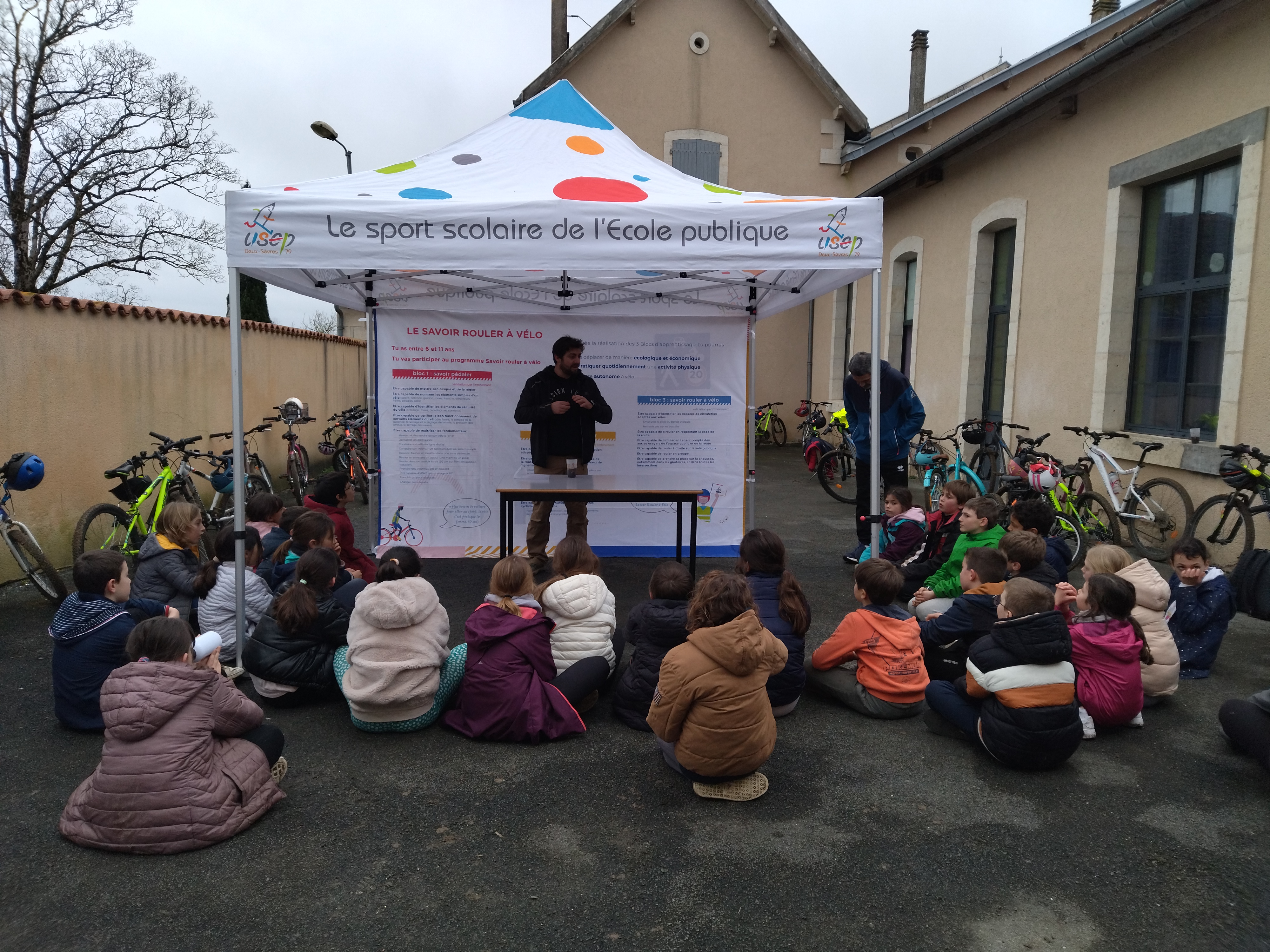 Le mauvais temps est souvent perçu comme un obstacle à la pratique du vélo, particulièrement dans le cadre scolaire. Pluie, vent, brouillard : ces conditions météorologiques n’empêchent pas l'apprentissage du vélo. Jean-Baptiste Michardière, chargé de développement du Savoir Rouler à Vélo à la Ligue de l'enseignement des Deux-Sèvres, livre son expérience et ses conseils pour des sessions Savoir Rouler à Vélo (SRAV) réussies par tous les temps.